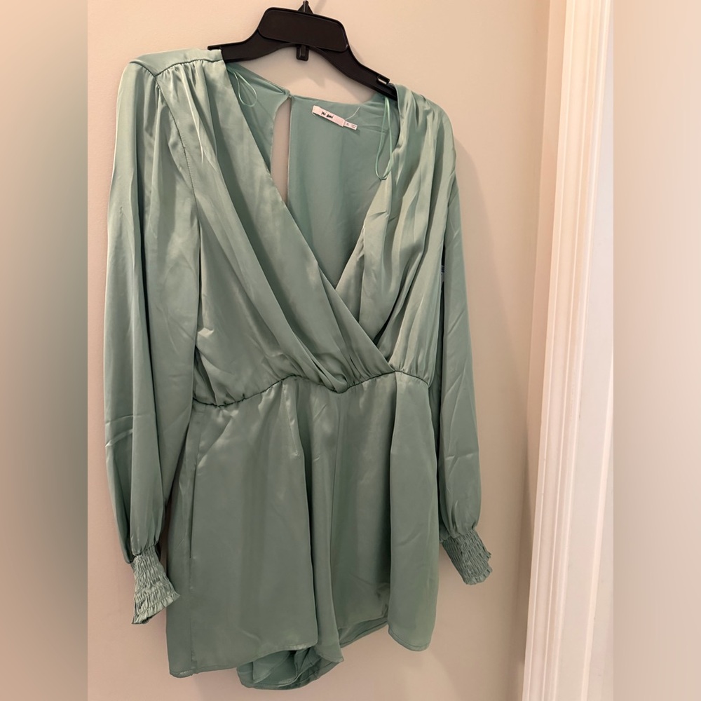 Francesca’s Mi Ami Green Satin Texture Long Sleeve Surplice Romper Size …